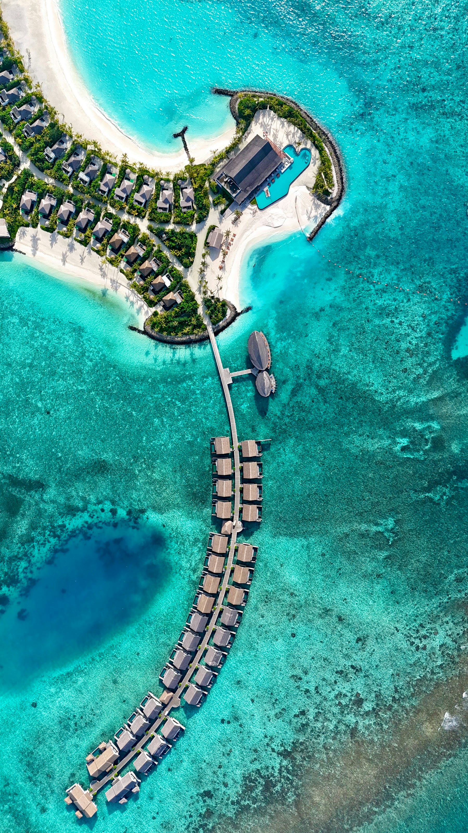 Destino turístico em águas azuis